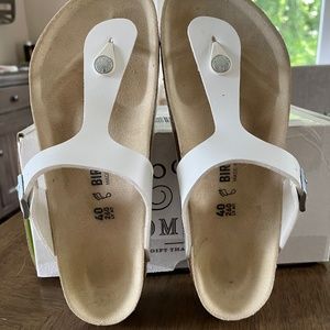 Birkenstock Gizeh sandals in white sz 40